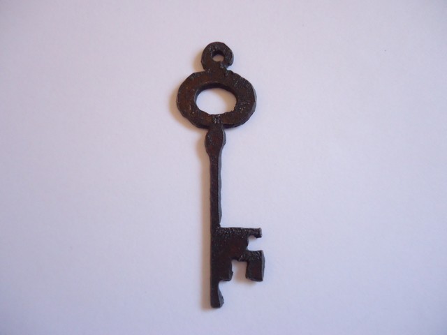 (image for) Key metal cutout pendant #TT012-L