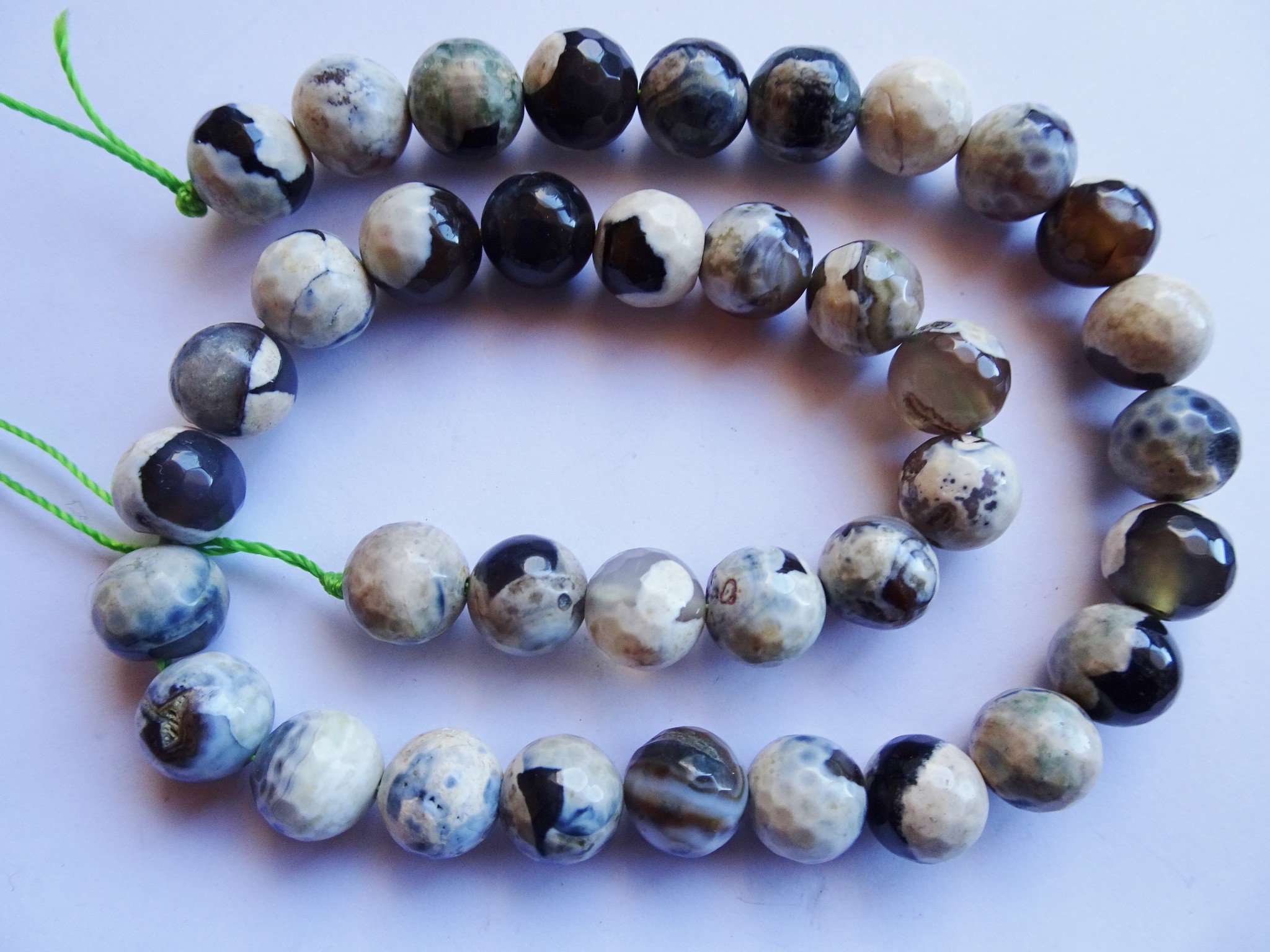 (image for) Black and cream agate round beads 10mm #1841